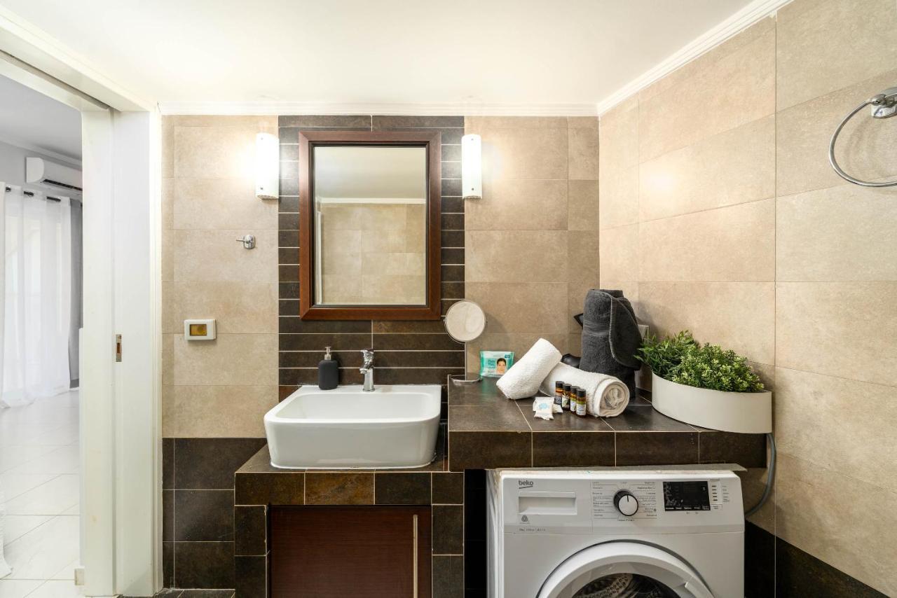 Byron Luxury Apartments Айгио Екстериор снимка